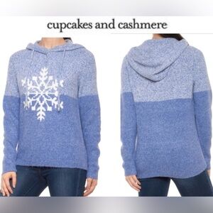 Cupcakes and Cashmere Women’s Small Blue Color Block Snowflake Hoodie Sweater‎